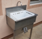 Lavabo sa slavinom za pranje lodni